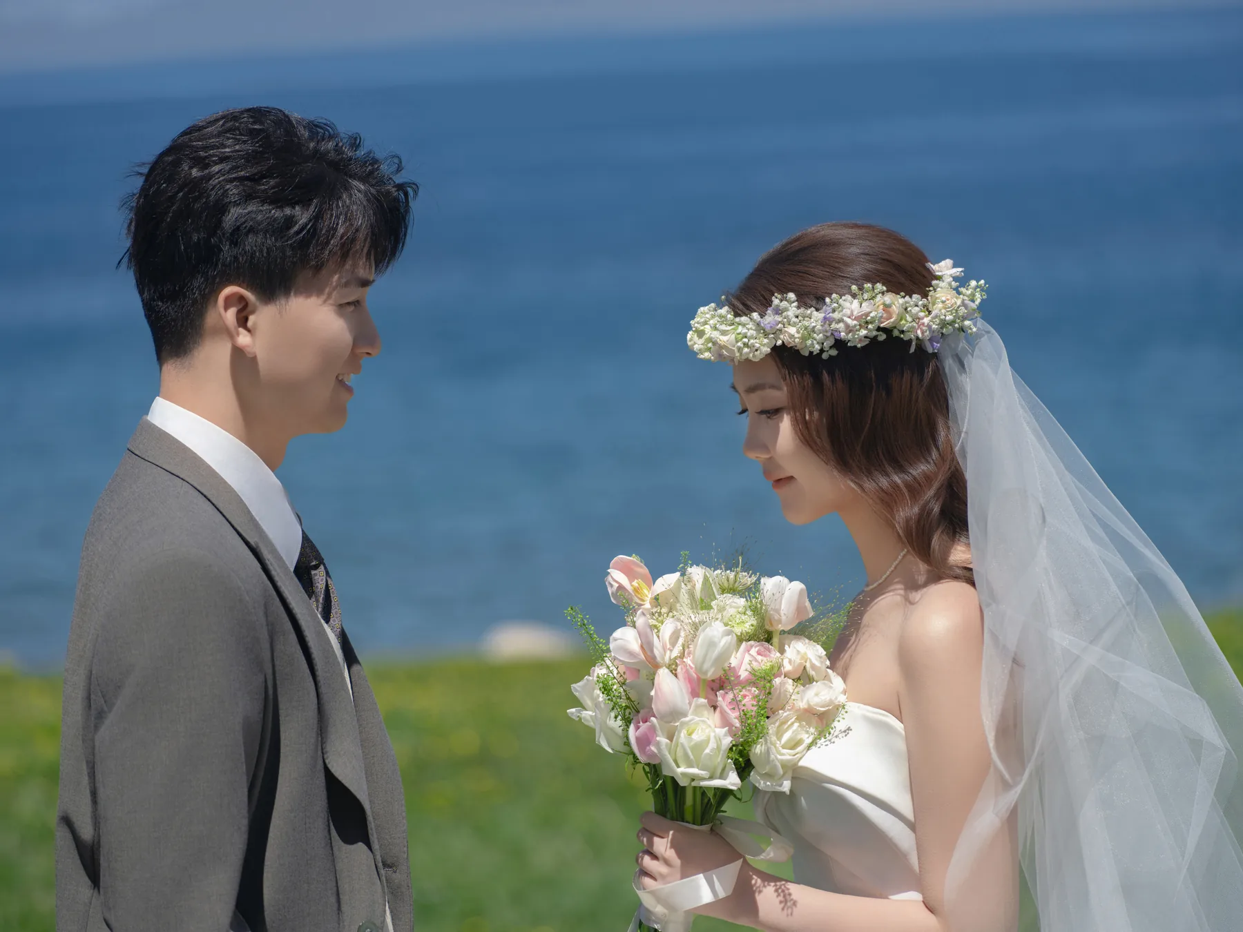 湖畔新人手捧鲜花温柔相视